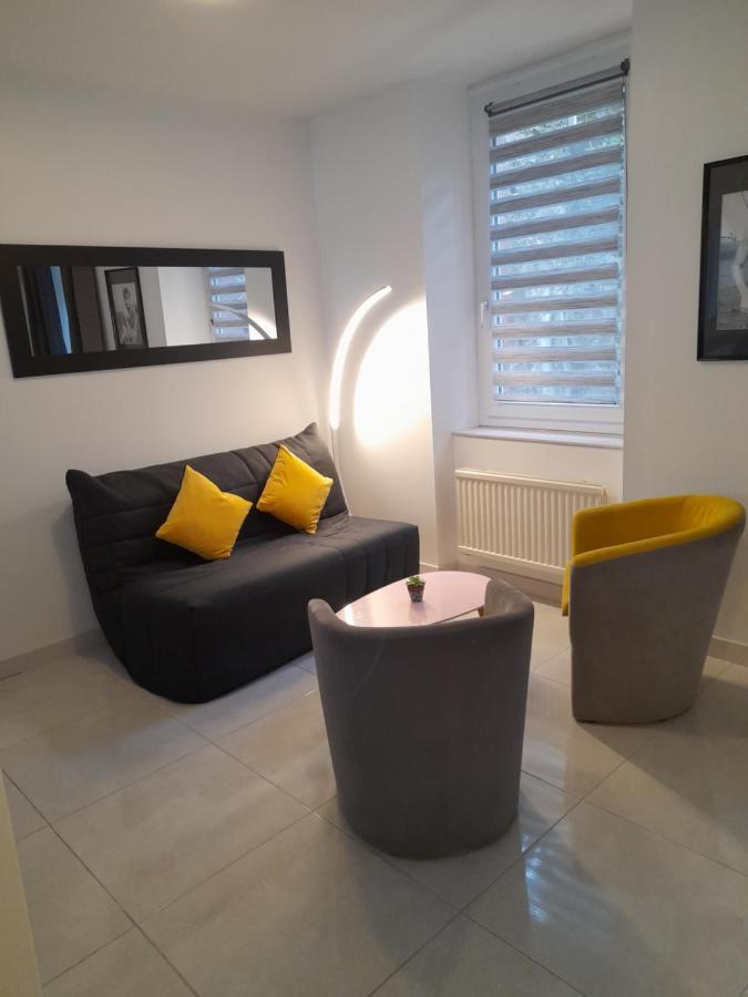 Apartment 17, Face A La Gare *